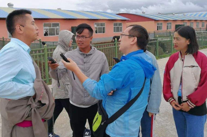 “田间指导保春耕”